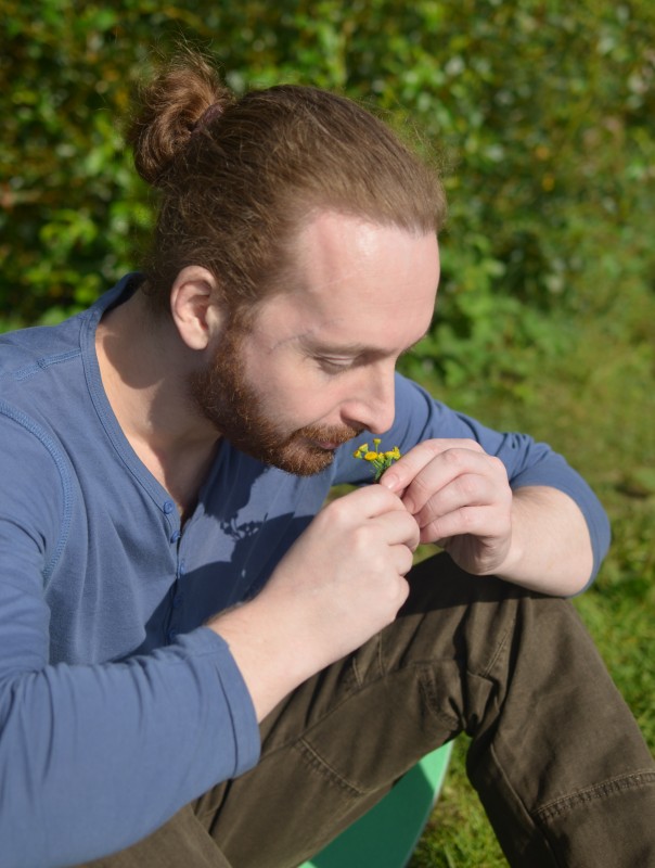 Иванесс нюхает пижму